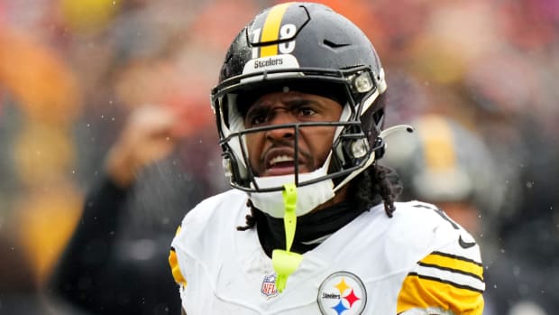 Steelers receiver Diontae Johnson reacts to a play.